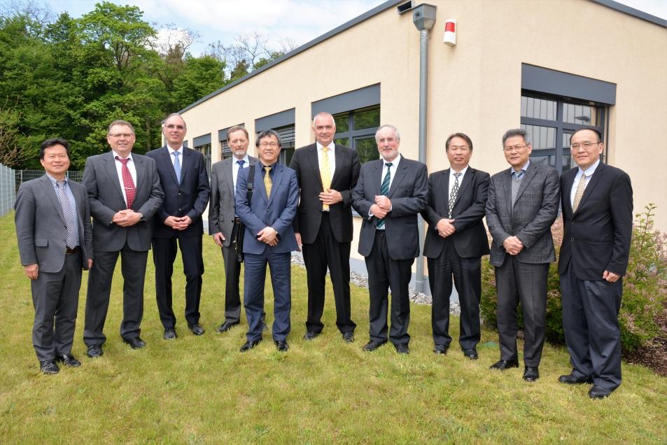 謝大使會晤Stutensee市總市長Klaus Demal（右四）及參訪HBH微波公司