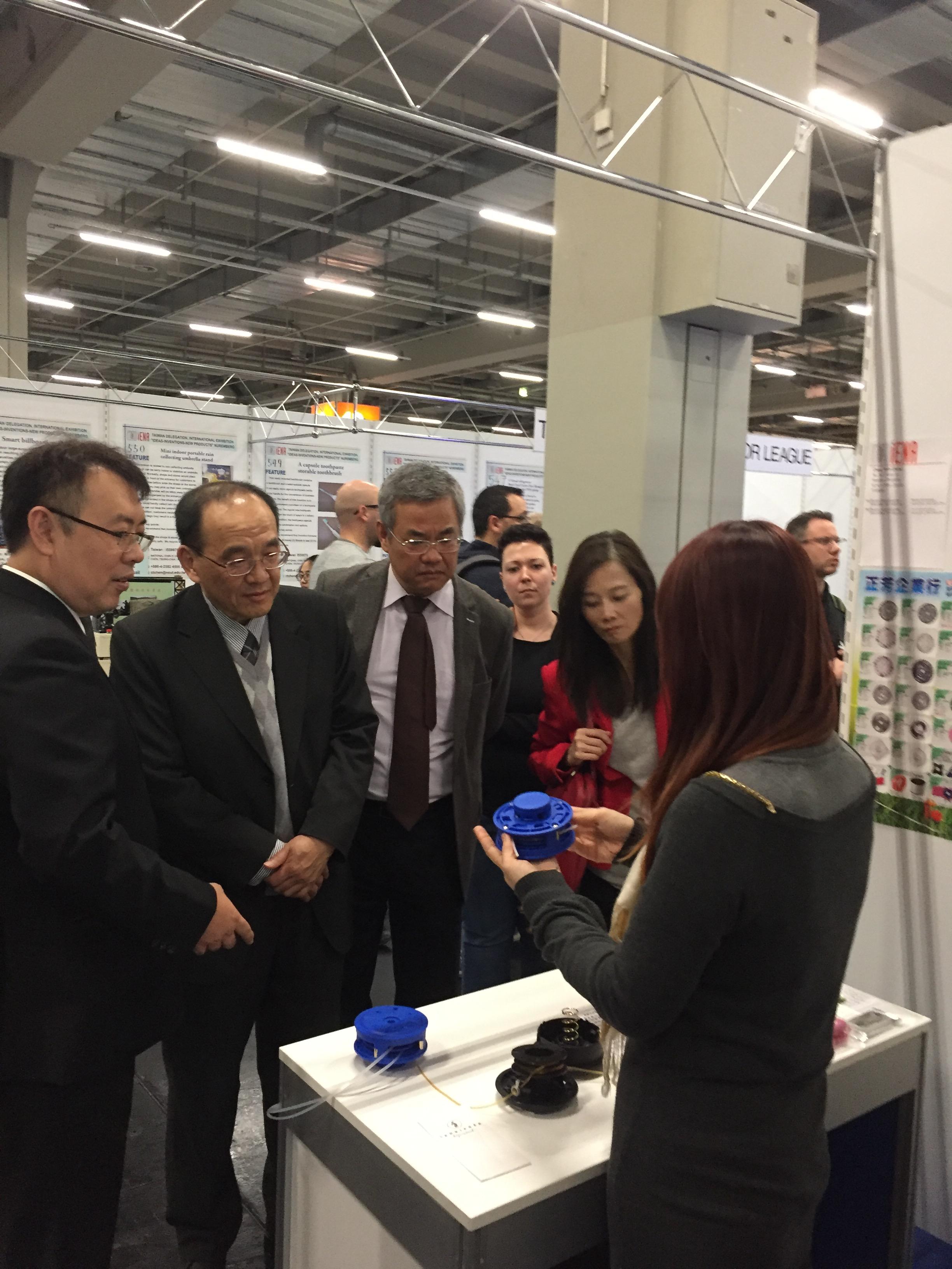 駐慕尼黑辦事處許總領事聰明(左2)、駐法蘭克福辦事處經濟組黃組長青雲(左3)及駐德國代表處教育組翁組長勤瑛(左4)於11月4日抵會場向我團攤位一一致意。