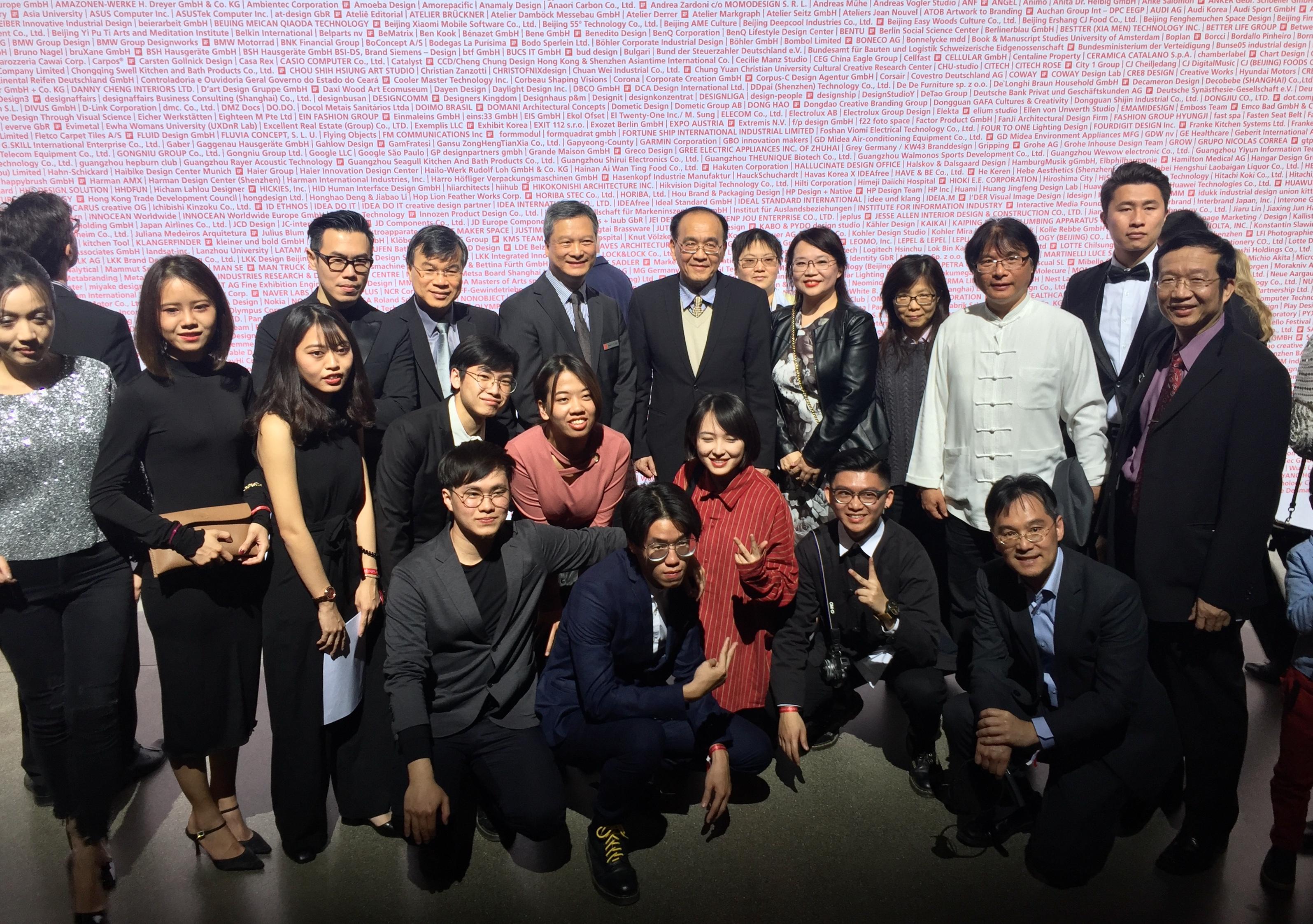 許總領事偕全館同仁於2018年3月9日出席iF設計獎頒獎典禮，與臺貿中心鄒主任、iF台灣總經理李建國及我國得獎廠商合影。