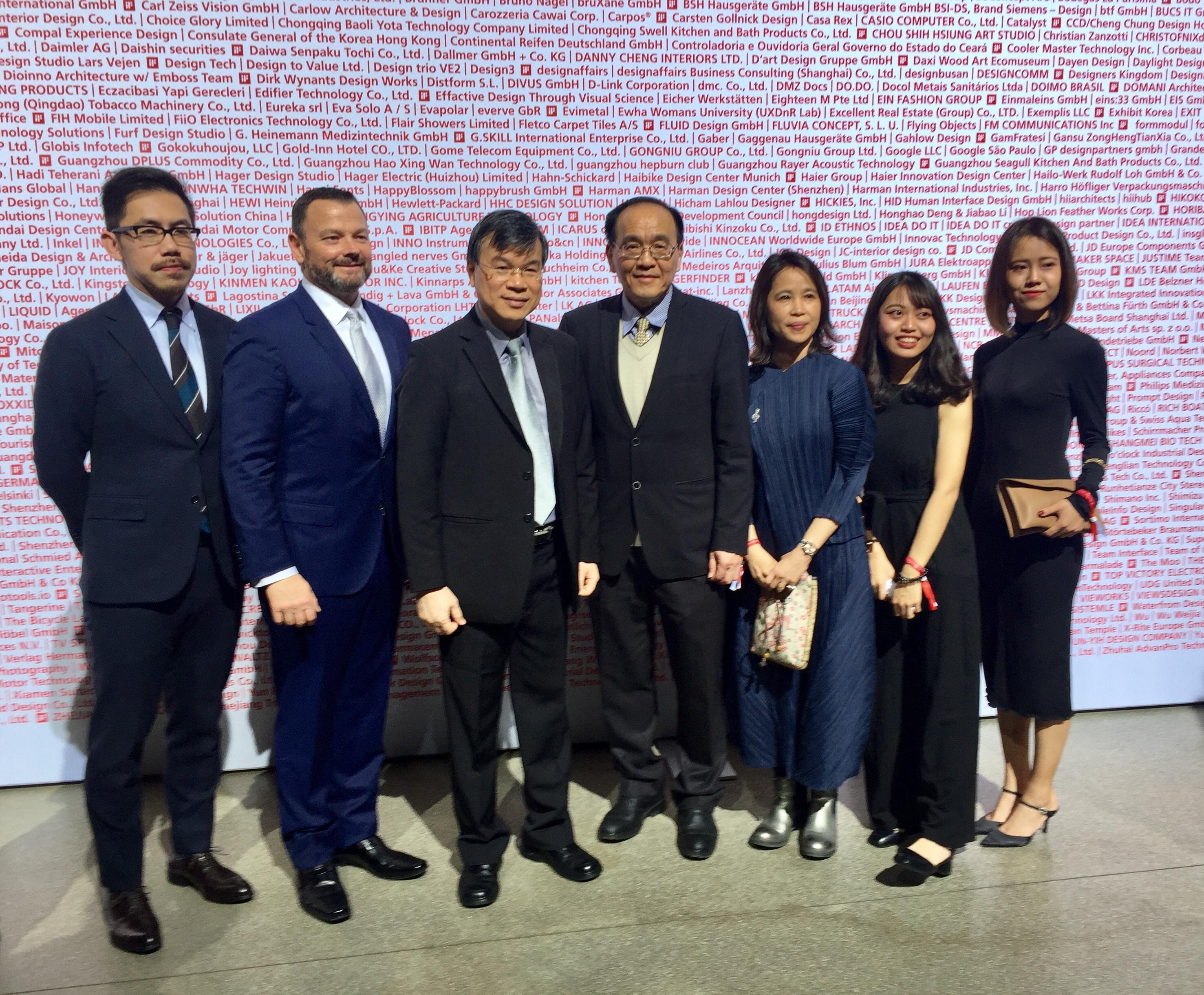 駐慕尼黑辦事處許總領事(正中央)與我國iF金質獎得獎廠商仁寶電腦工業股份有限公司及樹德科技大學合影