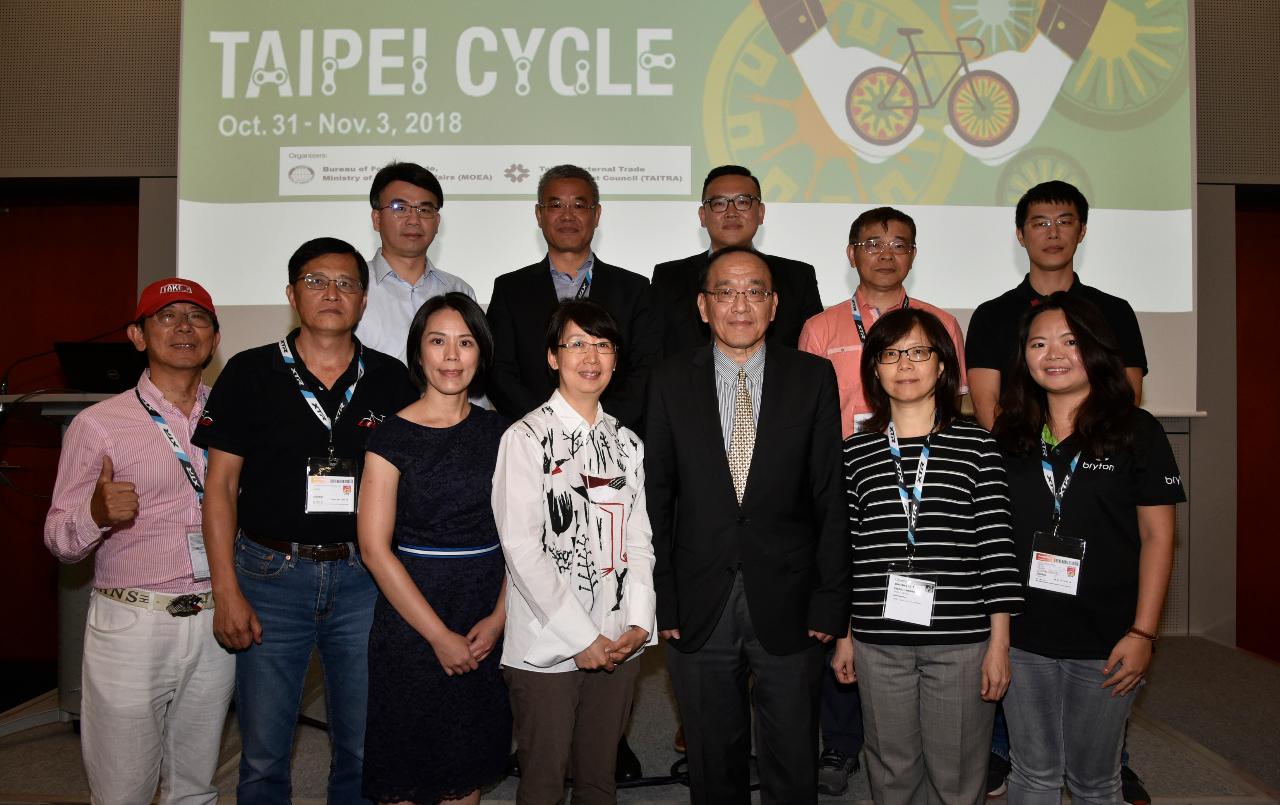 本處許總領事聰明本年應邀出席德國福吉哈芬自行車展(2018 Eurobike)，參加台灣自行車展記者會與我國參展業者團體合照。
