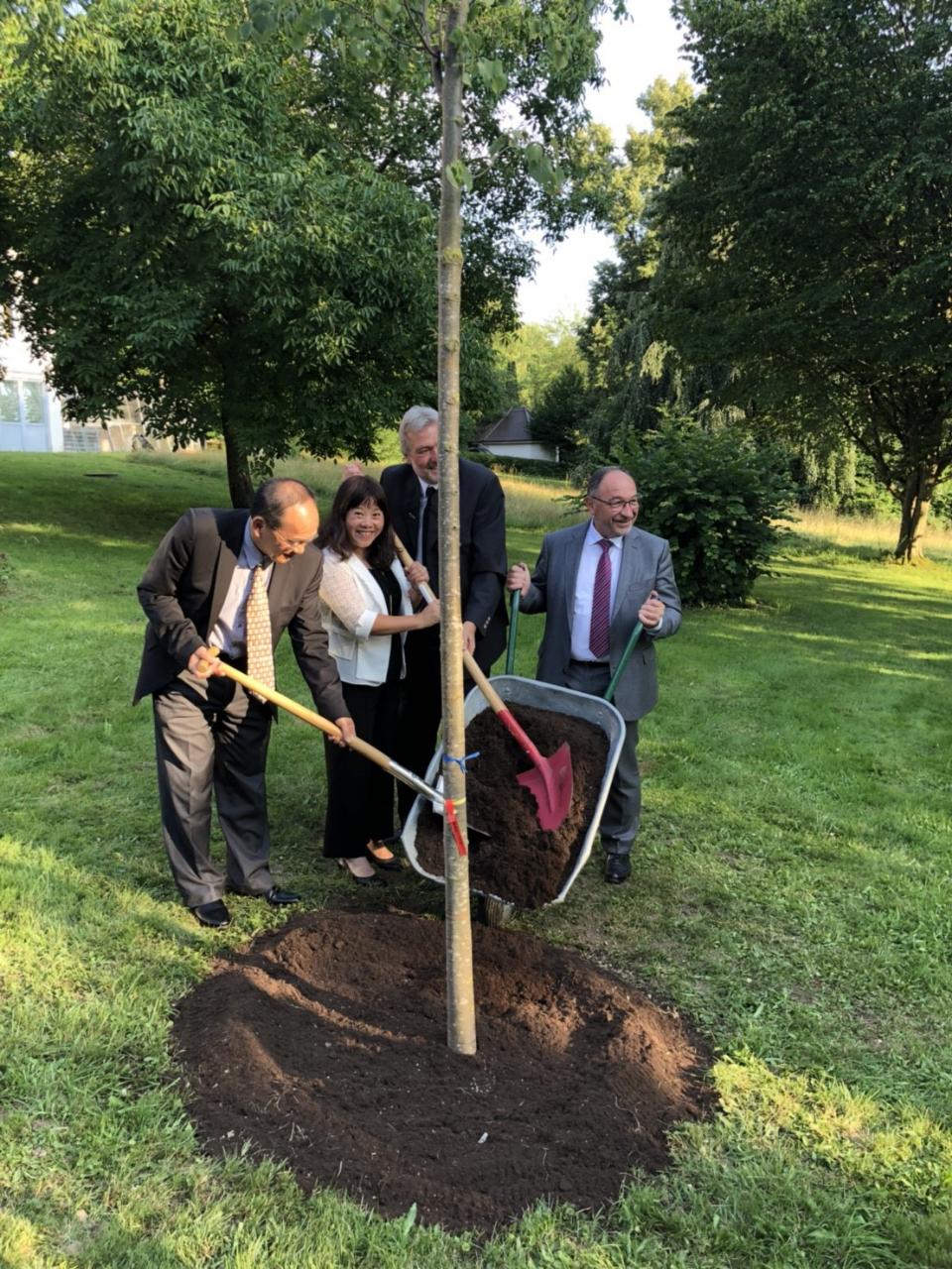 本處許總領事2018年7月11日受邀與史坦堡縣羅特(Karl Roth)縣長、康芬豪森中學校長拜爾斯多夫(Elmar Beyersdoerfer)及三民高中校長沈美華女士共同種樹紀念新北市三民高中與巴伐利亞邦康芬豪森中學締結姊妹校20週年。