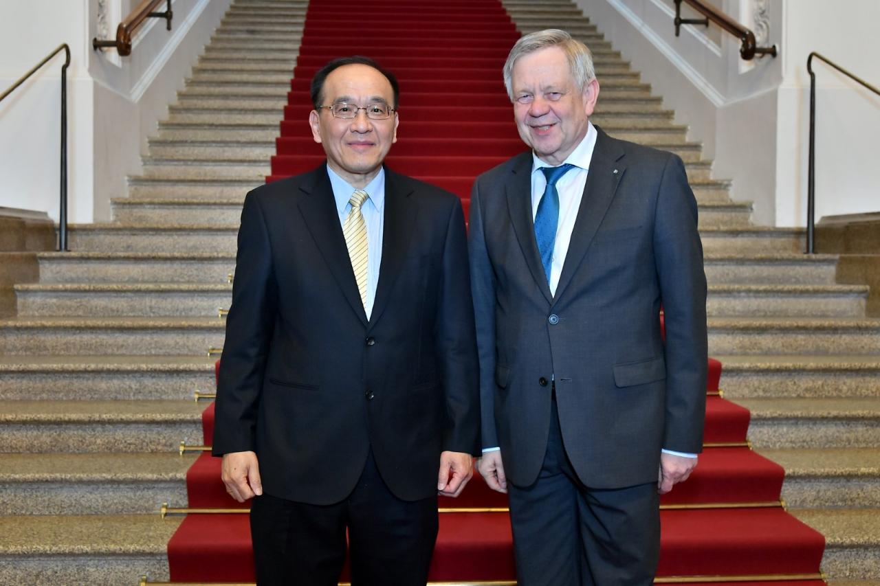 許總領事於2019年3月拜會巴伐利亞邦議會第一副議長Karl Freller先生。