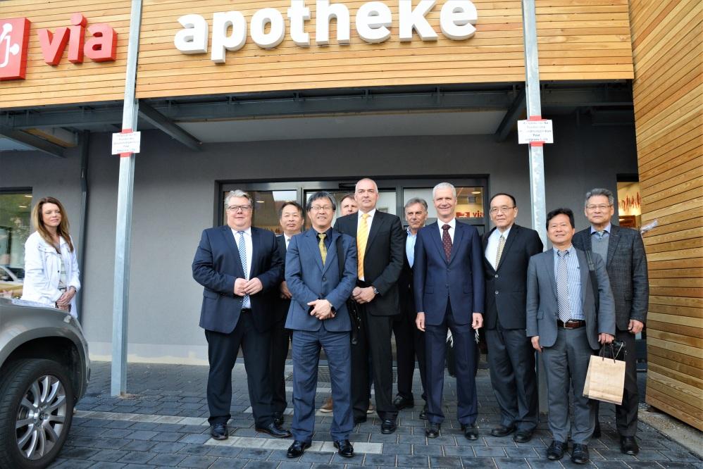 Botschafter Shieh besucht die Apotheke VIA. 