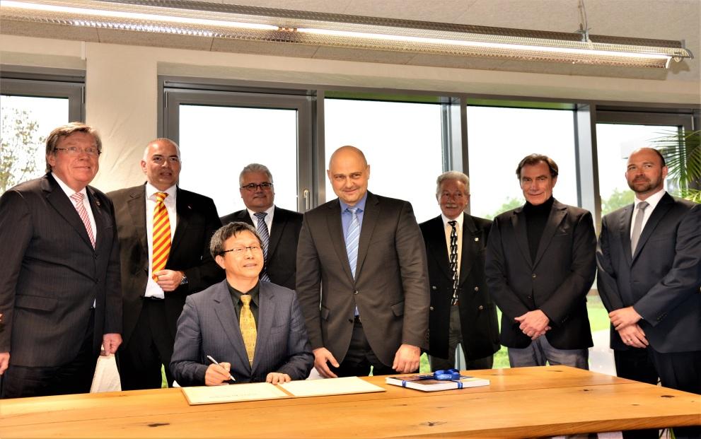 Botschafter Shieh besucht Herrn Johannes Arnold, Oberbürgermeister der Kreisstadt Ettlingen .