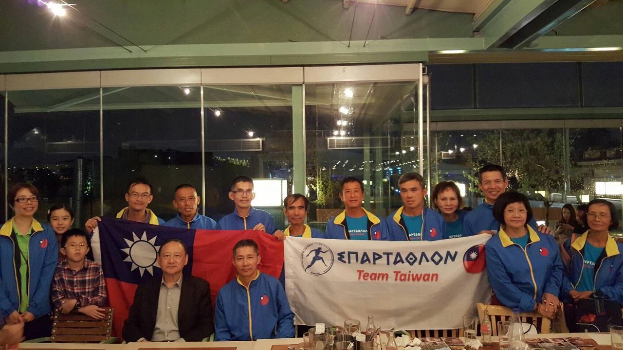 駐希臘台北代表處郭時南大使（前座左）與2017年「斯巴達超級馬拉松賽」我國選手團（前座右為吳理事勝銘）晤敘，預祝平安完賽。