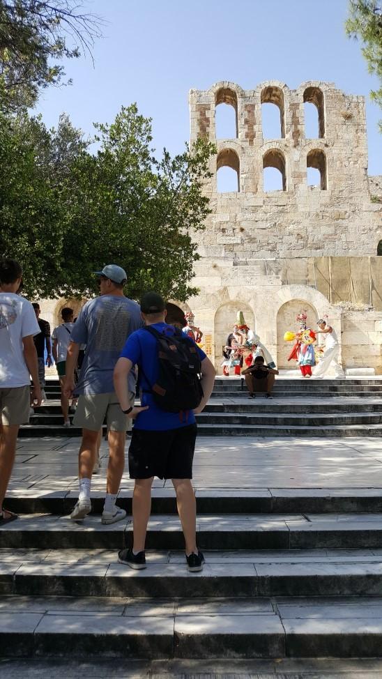 雅典遊客駐足觀賞
哪吒劇團在衛城酒神劇場（Theatre of Dionysus）廣場八家將快閃表
