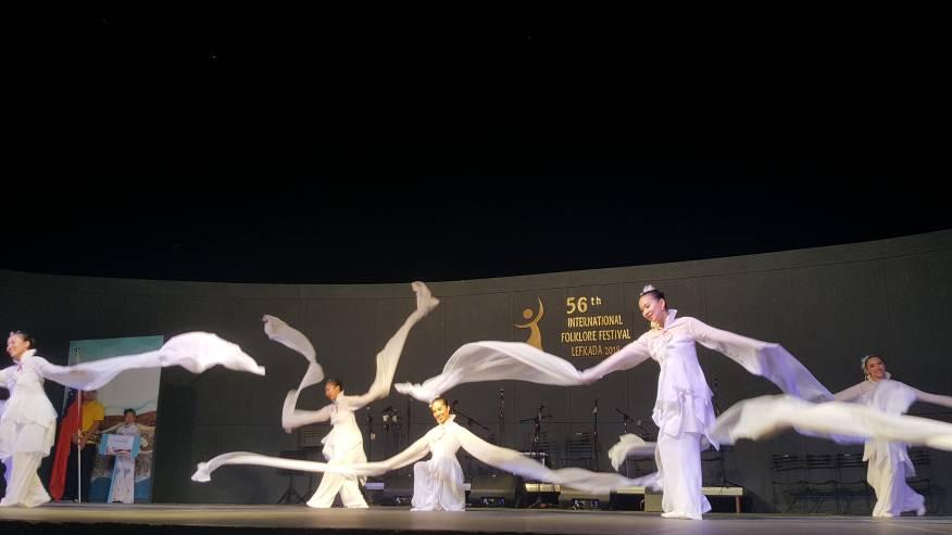 來自臺灣的「紅瓦民族舞蹈團」參加希臘「第五十六屆Lefkada國際民俗藝術節」表演