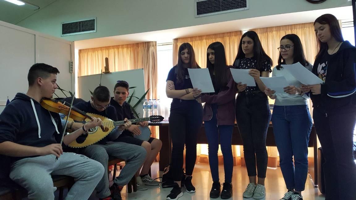 學生在現場表演希臘傳統音樂