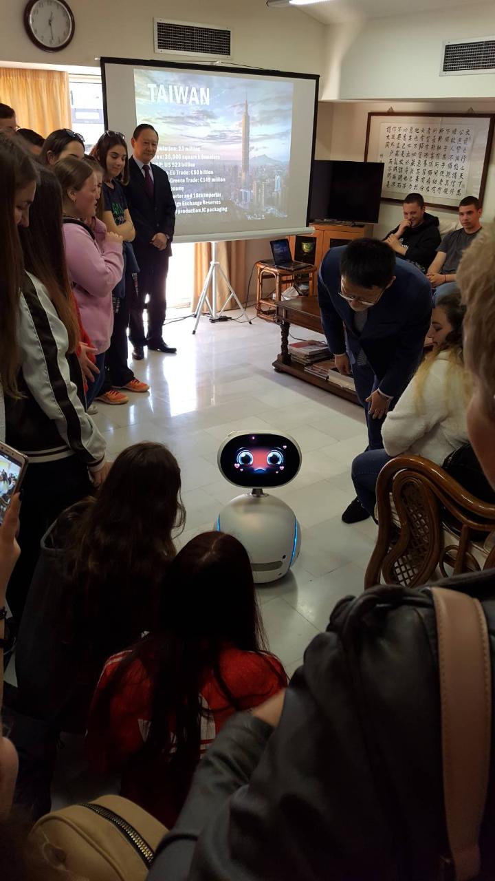 郭時南大使親切歡迎來訪師生並介紹台灣，現場除放映國情影片，也展示台灣國產機器人Zenbo與學生互動
