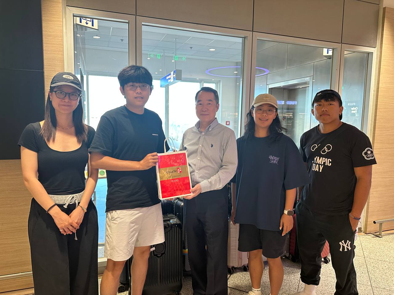 何大使震寰於115年6月18日與來希參加第66屆「青年奧林匹克大使國際研討會」的青年代表們合影