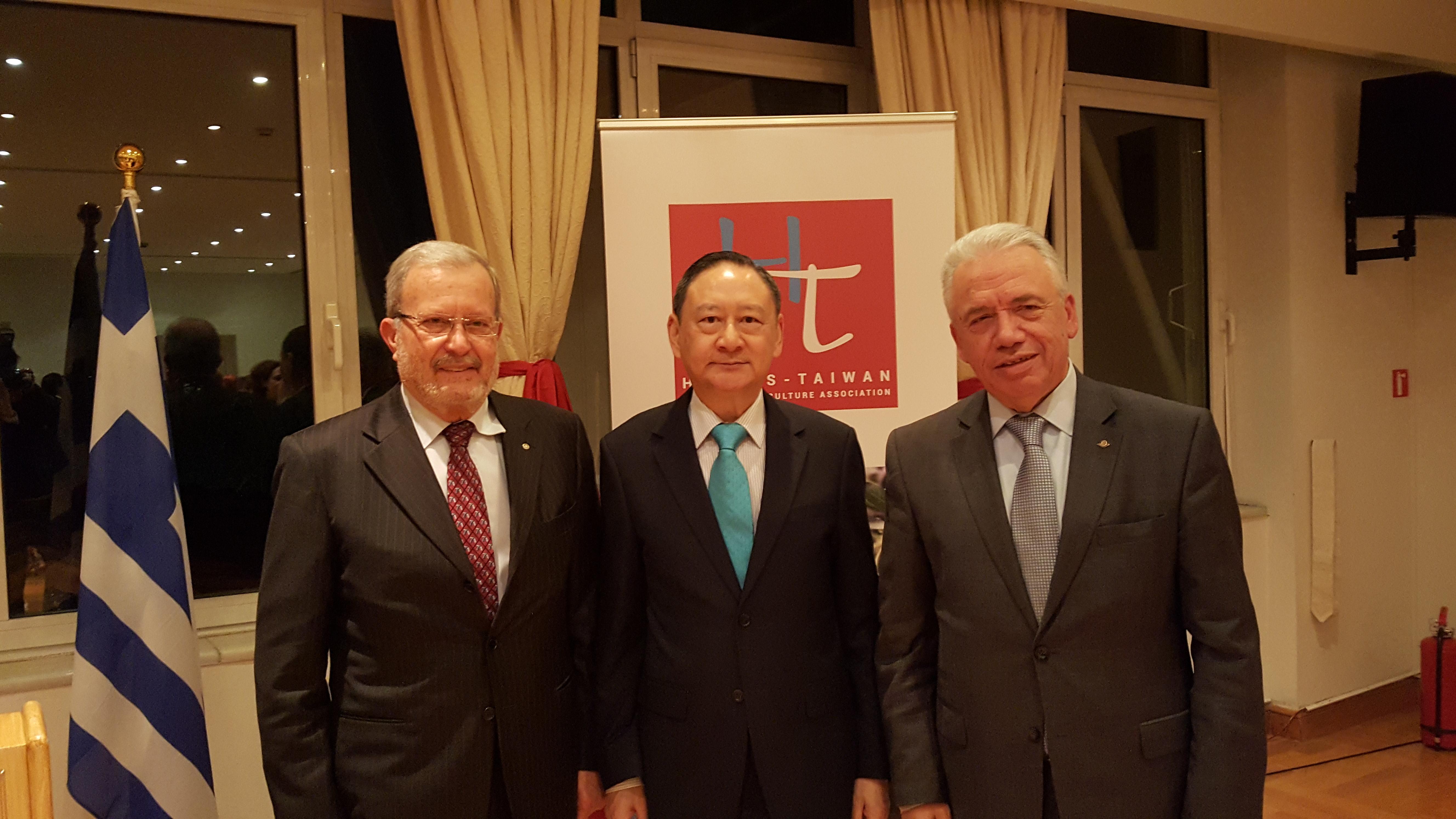 Amb. Sherman Kuo(center)with Ioannis Iliakis(left)and Ioannis Katsoyannis(right) at the inauguration of the Hellas-Taiwan Business and Culture Association March 15, 2018