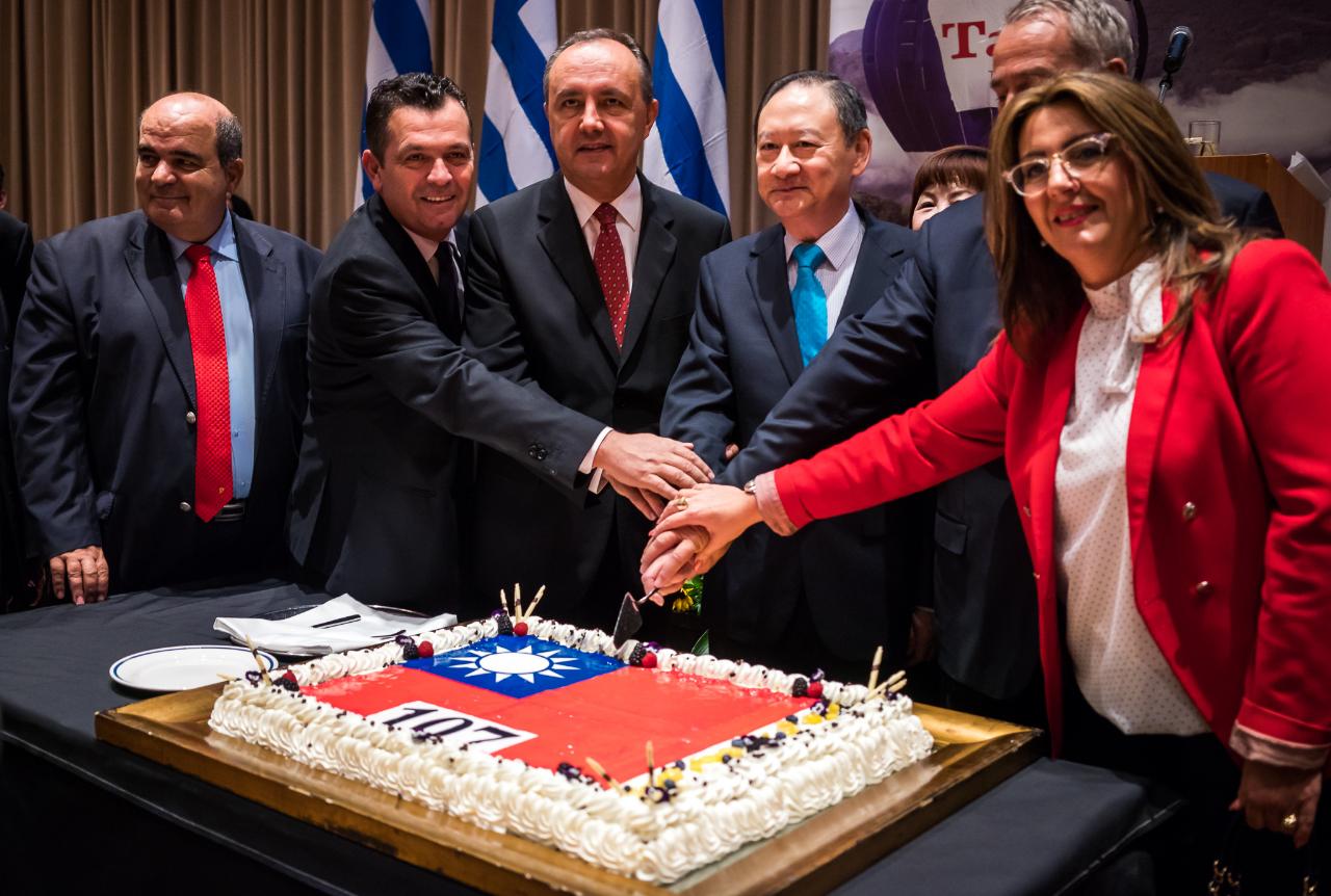 Representative Sherman D. Kuo of the Taipei Representative Office cuts cake with VIP guests at the 107th R.O.C. National Day reception in Athens on Oct. 9, 2018.