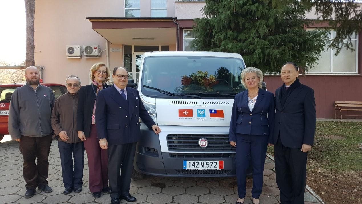 Representative Sherman S. Kuo of the Taipei Representative Office in Greece attends the mini-bus donation ceremony at Maria Louisa Medical-Social Center in Bulgaria on Dec. 3, 2018.