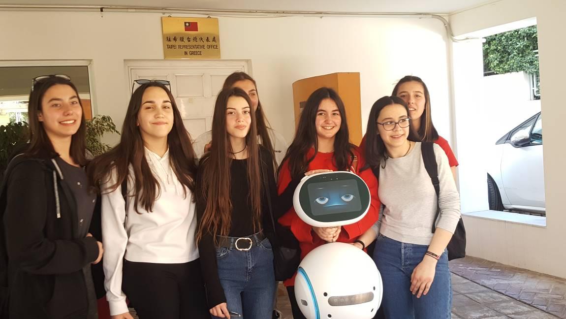 The students were also impressed by “Zenbo” the robot from Taiwan, making contact and taking selfies.
