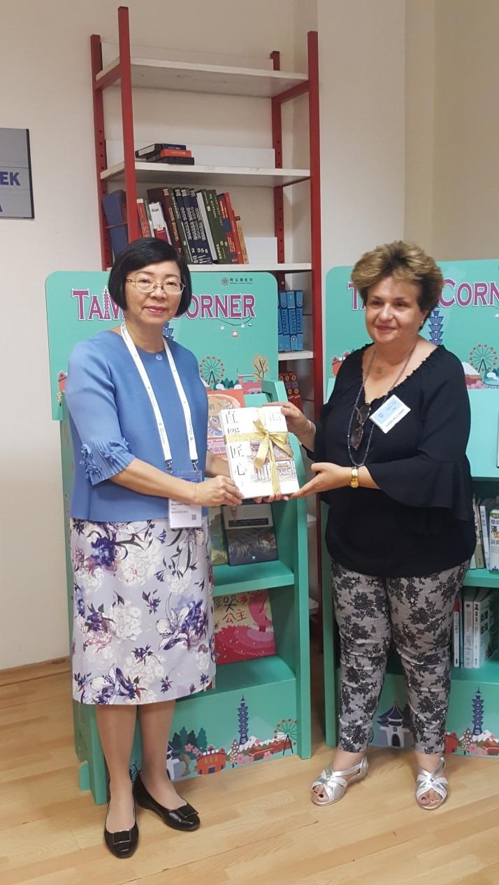 National Central Library Director-General Shu-hsien Tseng presented a selection of books from Taiwan to Director Vasiliki Lampri of the Athens Municipal Libraries system