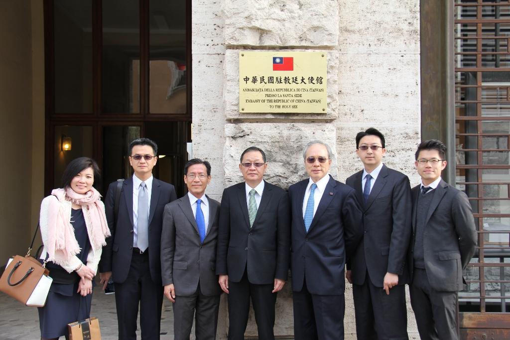 外部李次長澄然(左四)與本館李大使世明(右三)、訪團成員及本館同仁合影