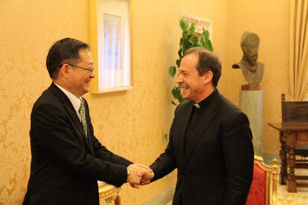 外交部李次長澄然(左)拜會教廷國務院外次卡米雷利蒙席
