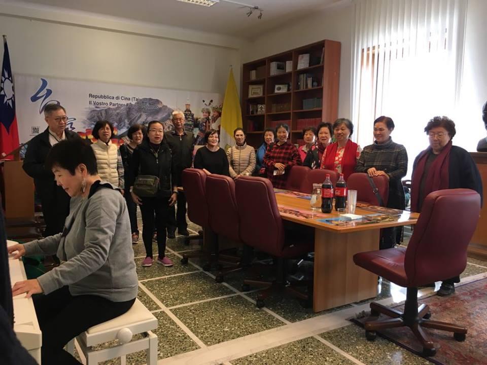 歡迎知名女高音任蓉老師及表演藝術學坊歌唱團為本館帶來美妙的歌聲