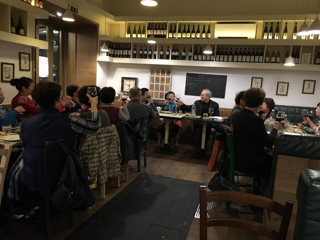 李大使世明宴請任蓉表演藝術學坊歌唱團及陳羅克藝術家，預祝渠等在義國之活動表演順利成功。