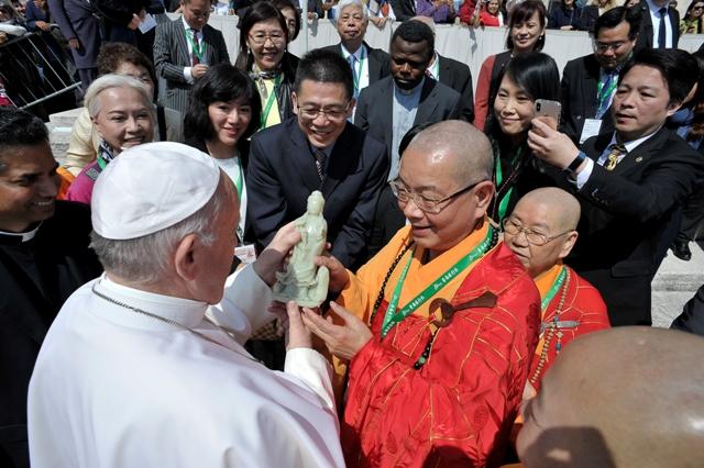 台灣的中國佛教會理事長淨耀法師昨天率團訪問梵蒂岡，獲教宗公開接見，該團致贈教宗方濟各一個深具宗教交流意義的藝術珍品－清乾隆時期的和闐青玉觀音聖像。