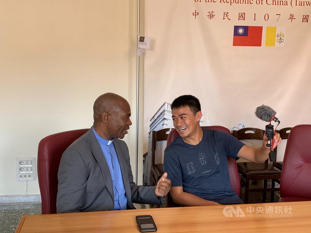 剛果裔神父高福南代表台灣到羅馬晉見教宗，昨天在教廷大使館巧遇來教廷拍攝邦交國影片的網紅吳宇堯，兩位都很「愛台灣」的公眾人物當場尬起台語。