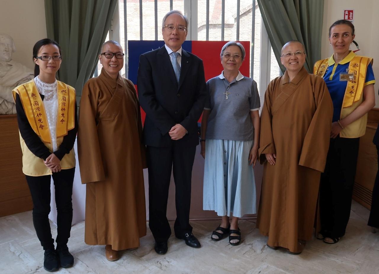 響應教宗積極推動的「跨宗教對話」，十多個亞洲國家駐教廷使館昨天聯合舉辦研討會，台灣由佛光山兩位法師代表出席，介紹台灣跨宗教間如何合作，促進和平人權等普世價值。