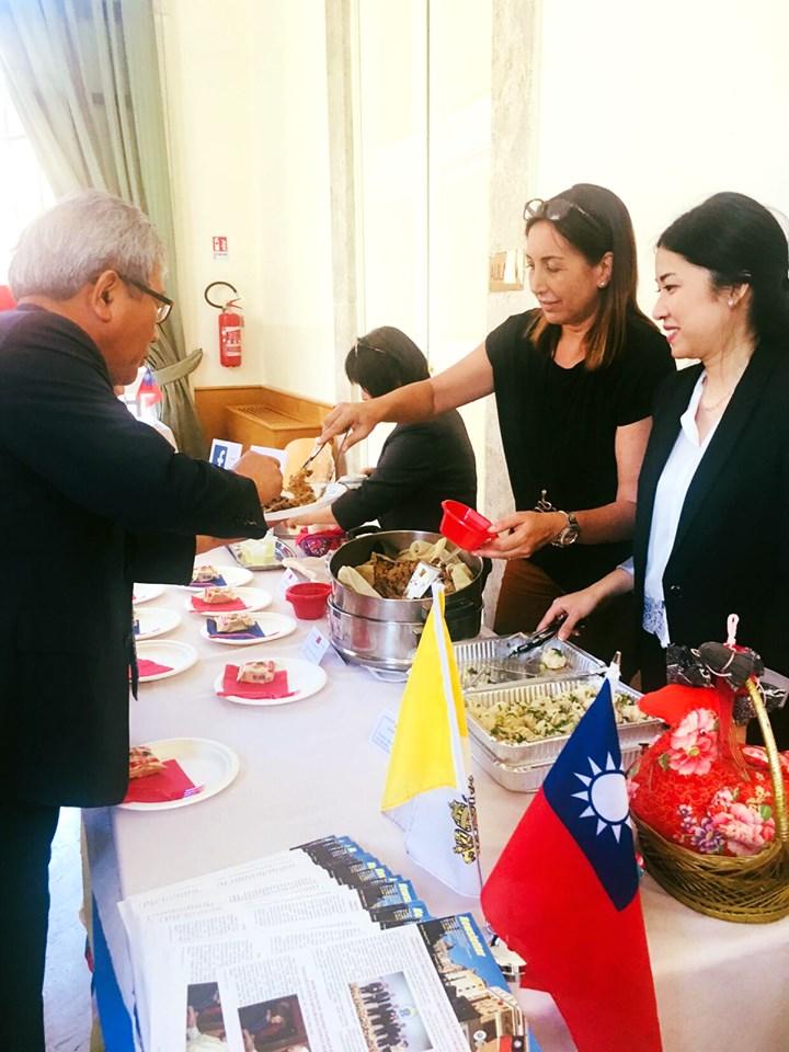 臺灣傳統美食攤位，提供油飯、煎包、鳳梨酥、冷泡高山烏龍茶