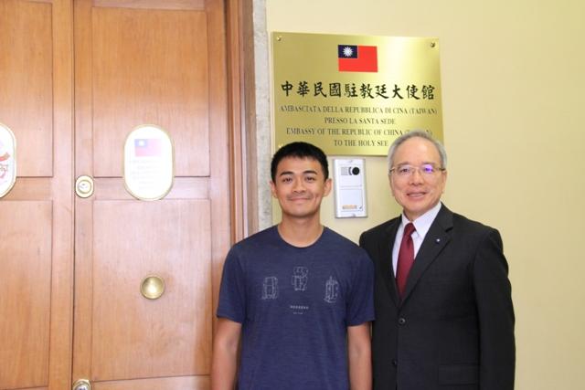 李大使世明接待來教廷拍攝邦交國影片的網紅吳宇堯