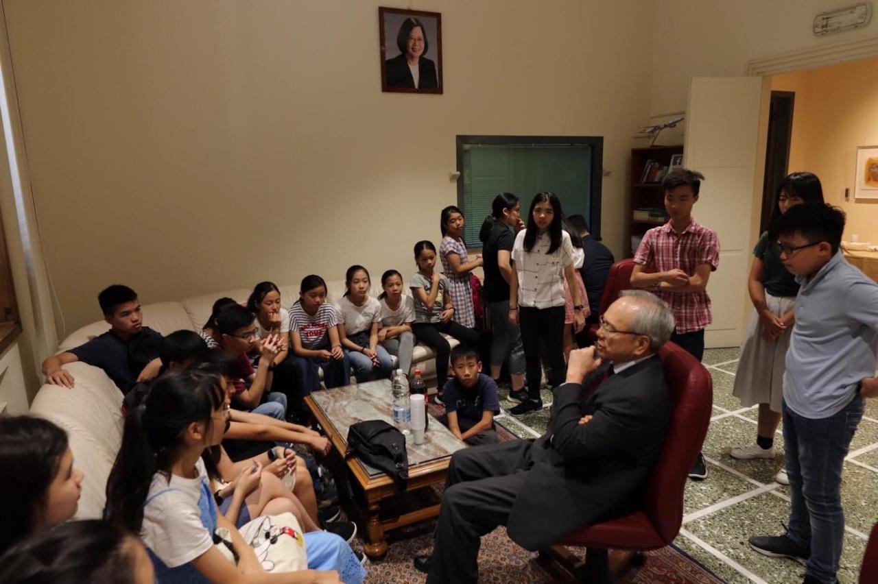 李大使世明親切與合唱團團員話家常，分享工作心得。