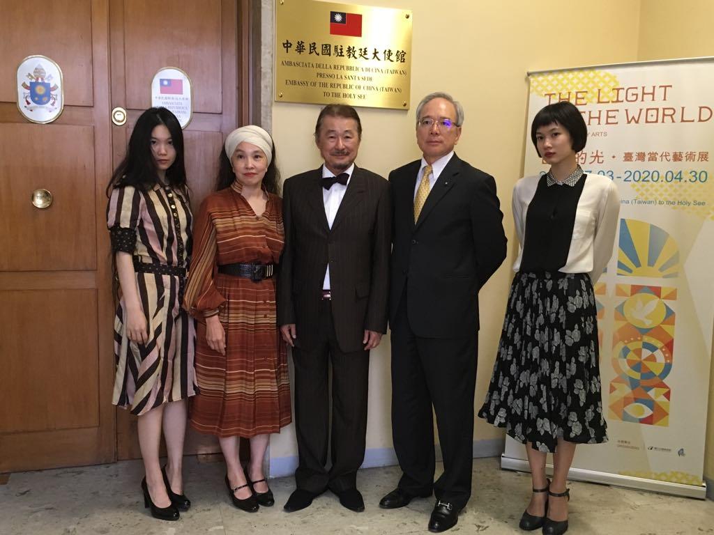 身為天主教徒的施前主席明德，偕同家人前來梵蒂岡朝聖並到訪駐教廷大使館，為本館加油、打氣。