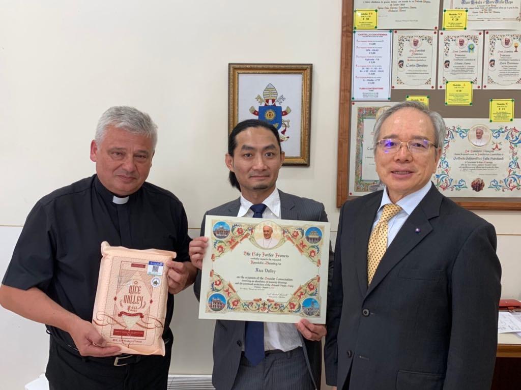 青農鍾政容，當面將40包米捐贈給教廷賑濟所的負責樞機主教約斯基（Konrad Krajewski）