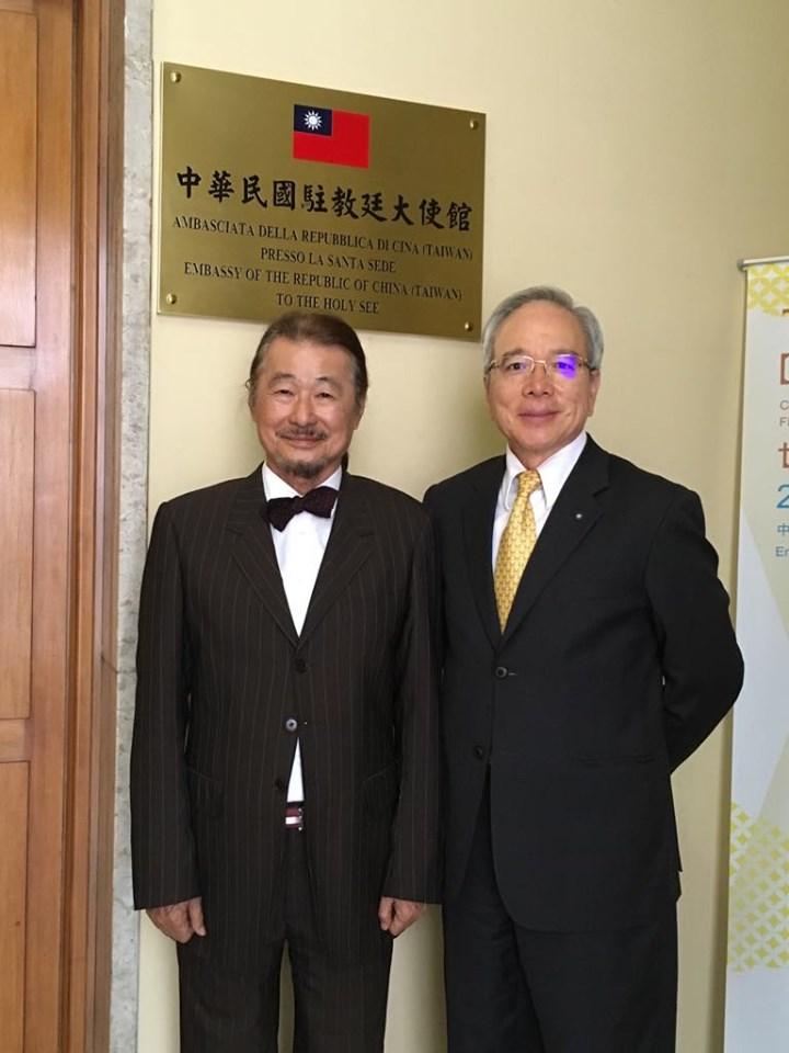 施前主席明德與本館李大使世明合影。