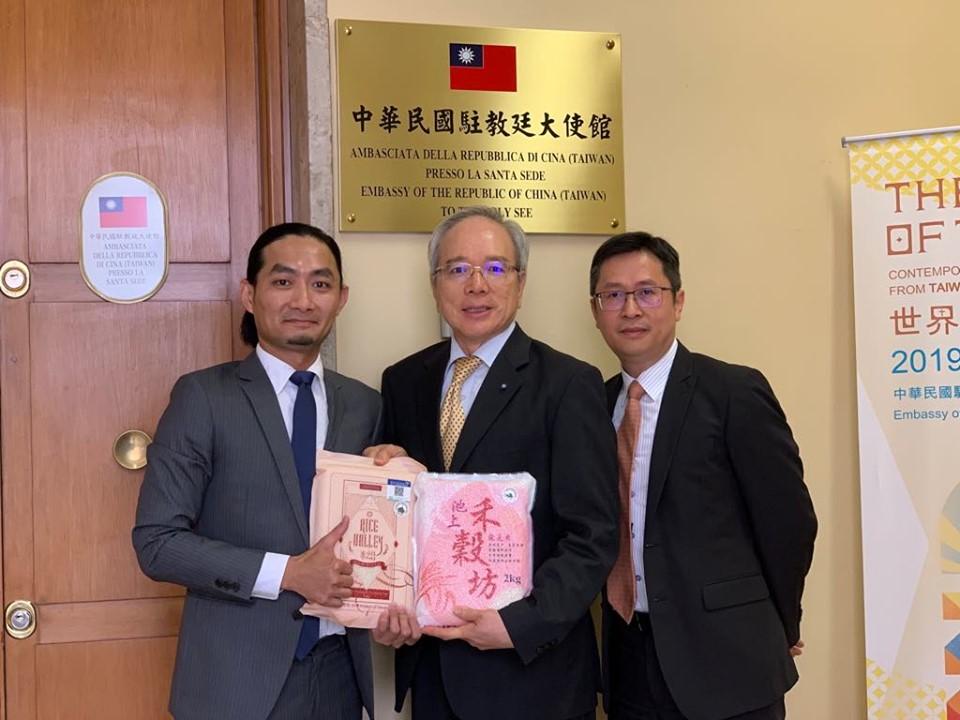 駐教廷大使李世明表示，呼應教宗對於環保與關懷弱勢的通諭，台灣青農捐贈了最好的有機農產，台灣過去曾是受贈國，現在有能力為世界做出貢獻，未來中華民國政府也會持續與教廷密切合作，響應國際人道救援工作。