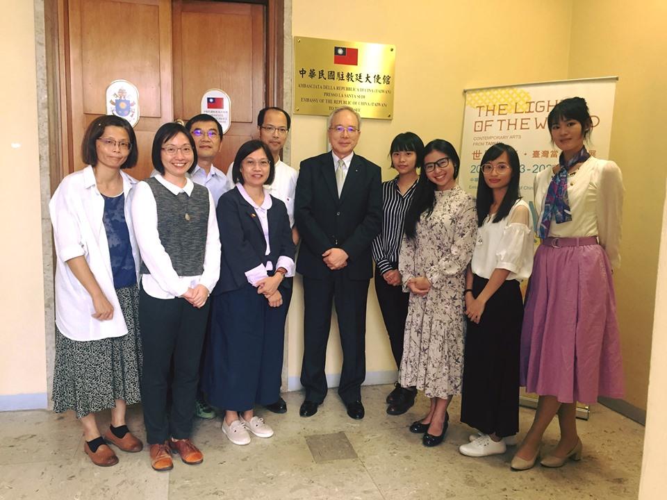 天主教輔仁大學學生前來與教廷宗座傳信大學Pontificia Università Urbaniana進行半個月的學術與文化交流，期間並到大使館參觀世界的光臺灣當代藝術展。