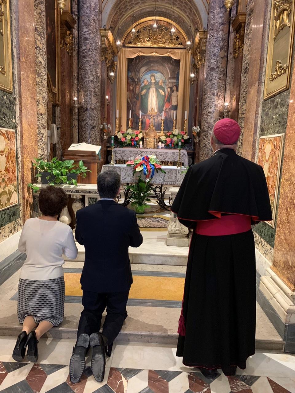 陳建仁夫婦在仁慈聖母殿祈禱