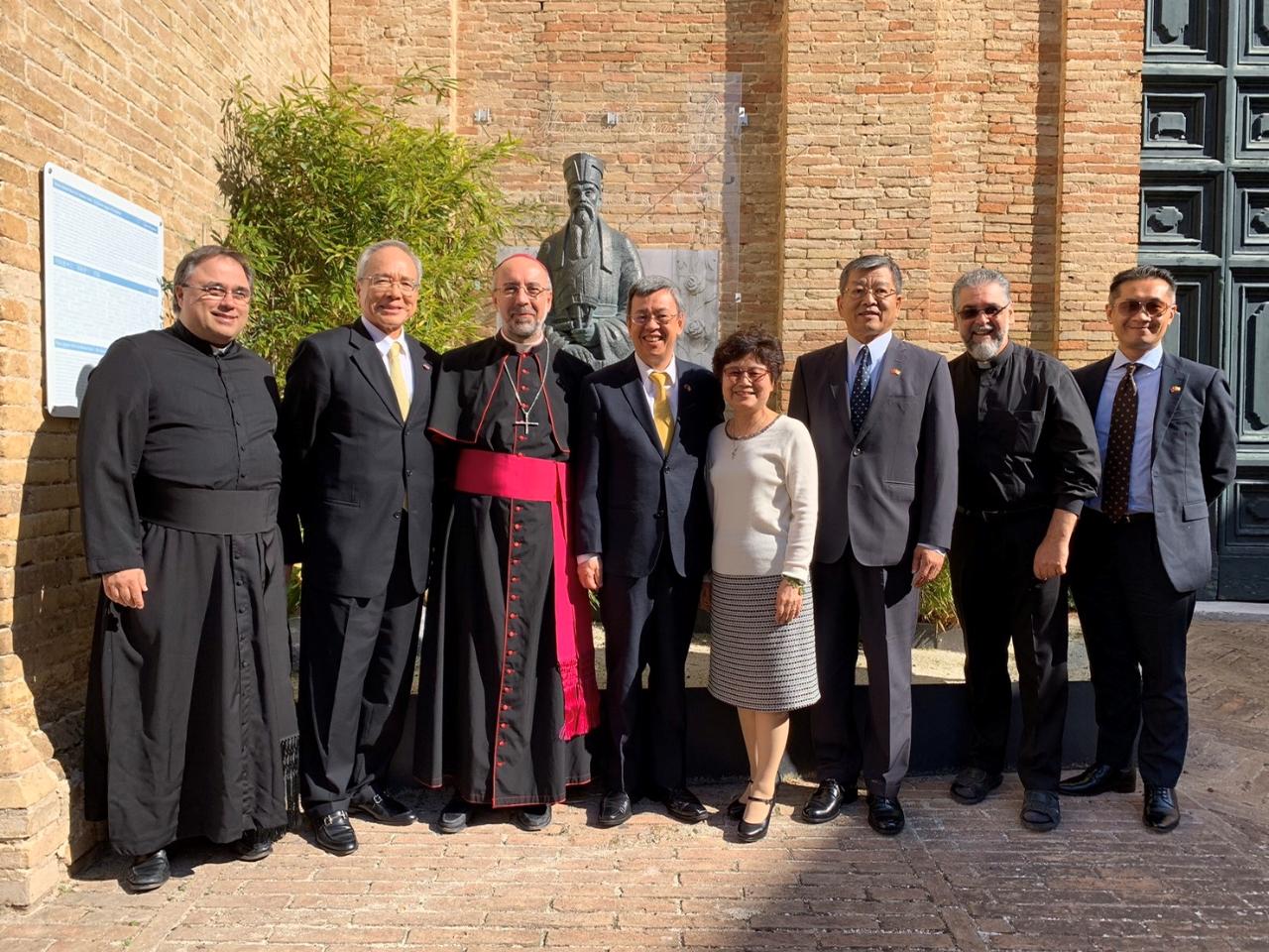 陳副總統伉儷與馬克尼（Nazzareno Marconi）主教等人在利瑪竇像前合影