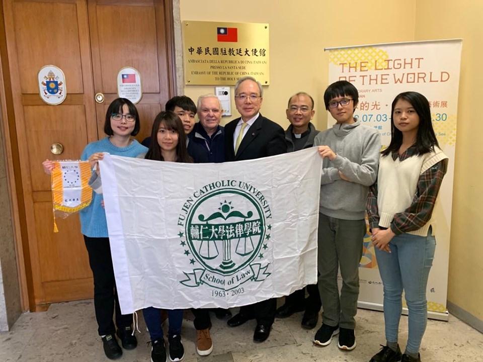 輔大法律系由金毓瑋神父率團到教廷參訪，曾在台服務30多年的義大利神父傅立吉特地前來會合。
傅立吉昨天陪同輔大參訪團到駐教廷大使館拜會，並參觀「世界的光」台灣藝術展。