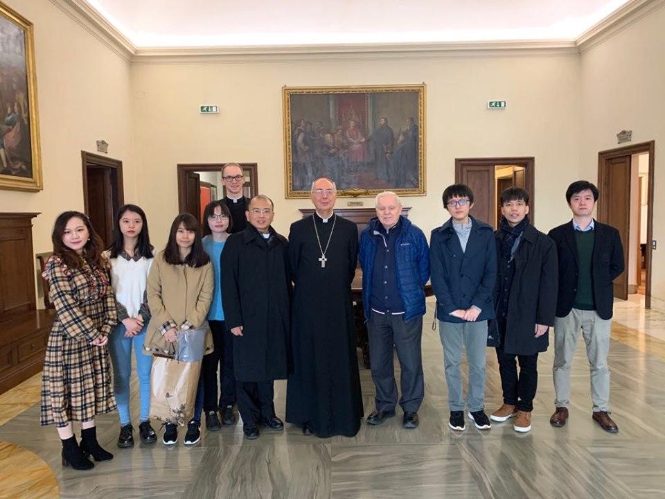 輔大參訪團成員包括金毓瑋神父、助理教授劉佳欣與6位學員，此行拜會教廷最高法院、聖輪法院、梵蒂岡圖書館、駐教廷大使館、教廷教育部、宗教對話委員會等多個單位。