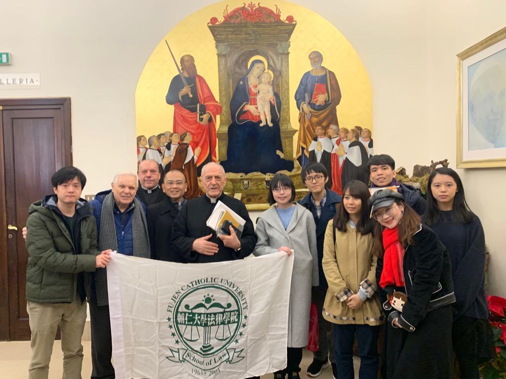 輔大法律系參訪團參訪聖輪法院後，與院長品托（Pio Vito Pinto）合影。