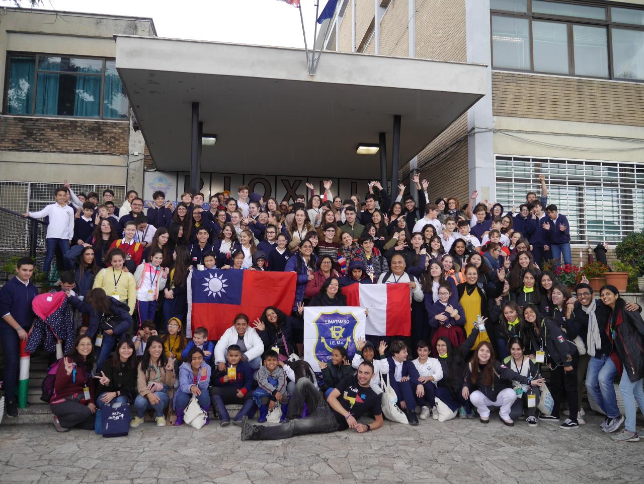 DFC_臺灣代表故事前往義大利當地的學校分享DFC_挑戰故事大合照