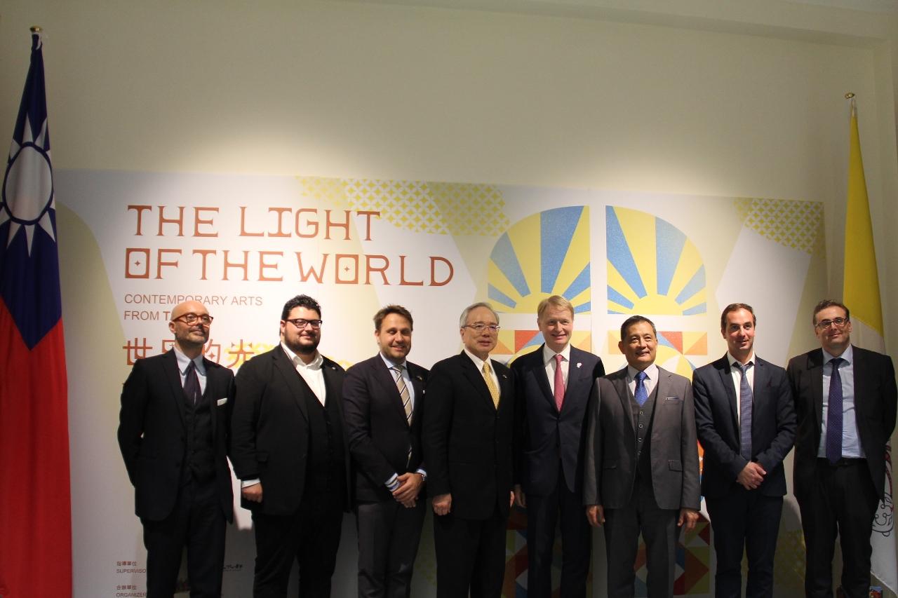 駐教廷大使李世明及駐義大利代表李新穎，出面接待義大利多位國會議員和貴賓昨天參觀畫展，出席的包括馬蘭（Lucio Malan）、眾議院文化委員會副主席華斯奈迪（Paola Frassineti）、眾議員博格西（Mario Borghese）和費拉利（Roberto Paolo Ferrari）、羅馬智慧大學副教授佩拉吉（Stefano Pelaggi）等。