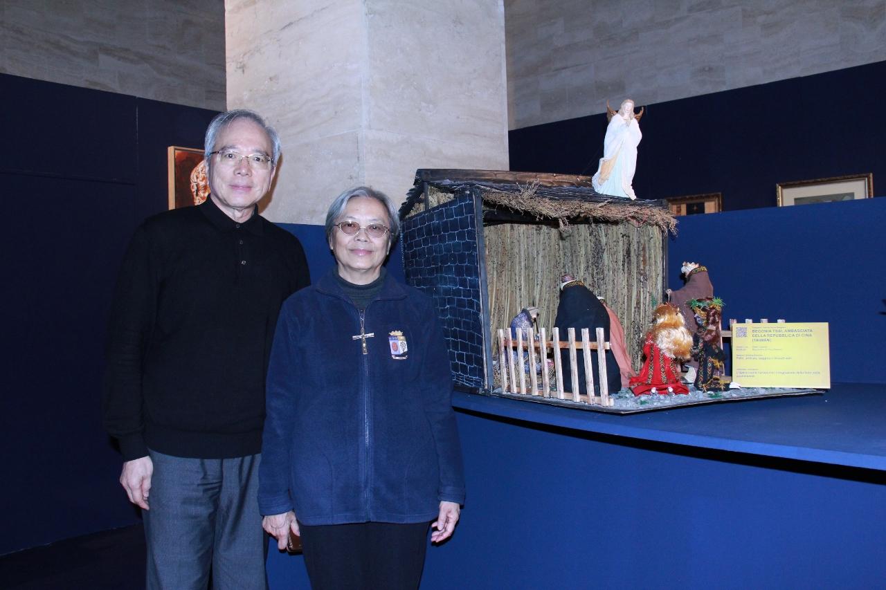 駐教廷大使館昨天為台灣修女王彩俶舉行歡送會，王彩俶榮膺在全球36國設有分會的「吳甦樂修會」羅馬聯合總會長12年，是該修會成立百年來首位非歐洲裔的總會長。
王彩俶卸下職務後，將回到高雄服務。中華民國駐教廷大使李世明昨天陪同王彩俶參觀教廷主辦的「100個聖誕馬槽展」，今年代表台灣參加展覽的馬槽，恰好是由高雄教區製作。