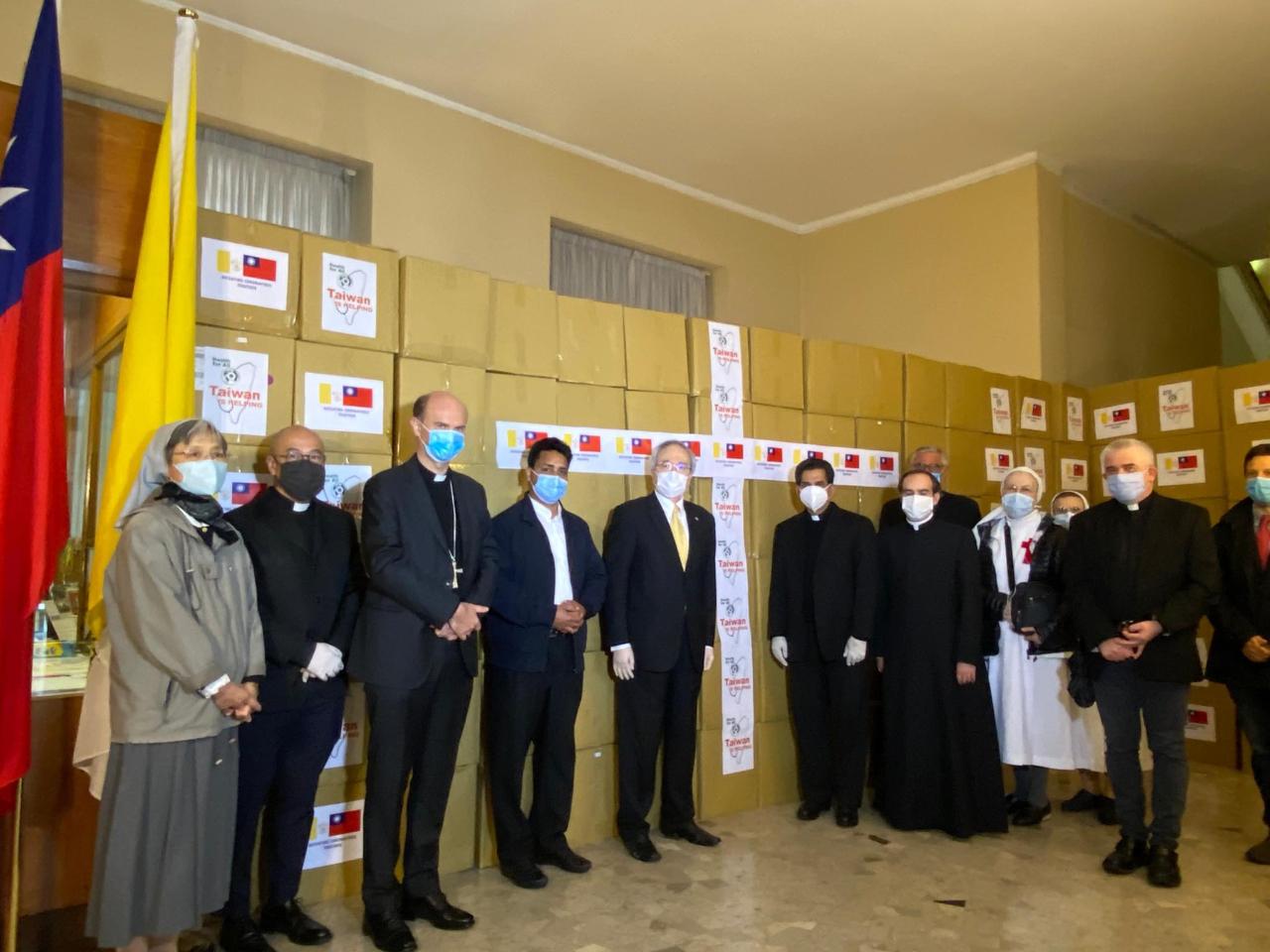 駐教廷大使館今天代表台灣捐贈教廷28萬片口罩，教廷指定窗口梵蒂岡藥局負責人出席儀式，並代表教廷國務院、梵蒂岡城國主席表達對台灣人民與政府的感謝。
