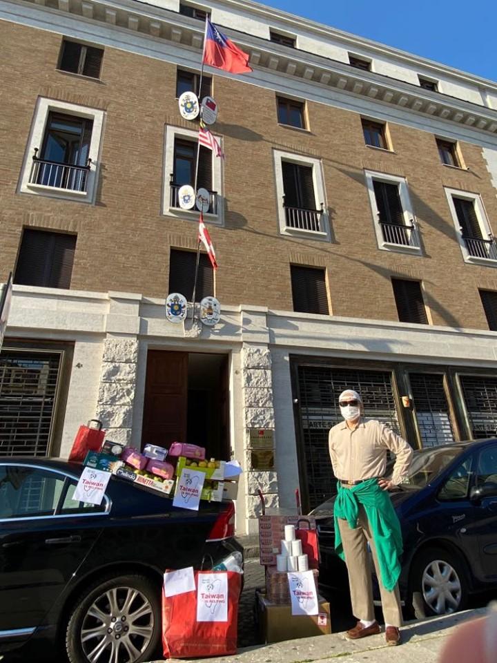 李大使世明攜帶修女們急需的醫療物資、三大箱新鮮蔬果及臺灣生技公司提供的雙向調解免疫功能、提升抵抗病毒的健康飲料，前往距離羅馬約360公里處的路嘉養老女修會，探視多數因病隔離的修女們。