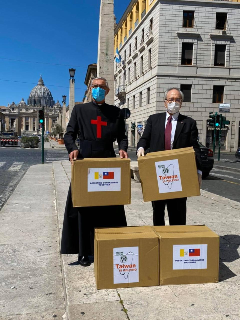 駐教廷大使館今天代表台灣捐贈教廷28萬片口罩，教廷指定窗口梵蒂岡藥局負責人出席儀式，並代表教廷國務院、梵蒂岡城國主席表達對台灣人民與政府的感謝，出席捐贈儀式包括靈醫會羅馬總會代表Donato神父等人。