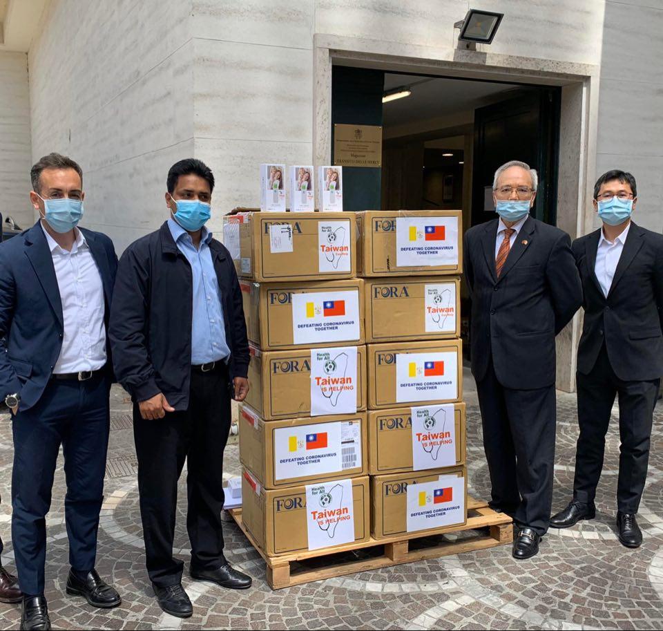 為協助友邦教廷防疫，外交部透過中華民國駐教廷大使館於5月15日，在梵蒂岡城內倉儲舉行捐贈500支台製額溫槍。

捐贈典禮由梵蒂岡藥局主任穆拉卡（Binish Thomas Mulackal）代表接受。