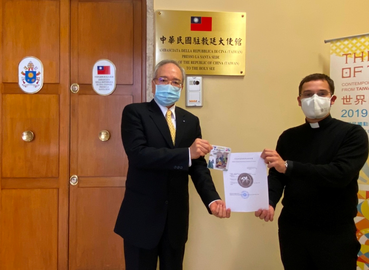 隸屬於聖嘉祿兄弟會的王修士，即將於近期前往臺灣輔仁大學學習中文及修研碩士學位，本館李大使世明於本(22)日上午特地為他餞行，除對王修士表示羨慕可以在疫情相對安全的臺灣學習及生活外，另期勉王修士把握機會，認識臺灣善良、熱情的風土民情及文化。
祝福能夠使用簡單中文對話，甚至唱Karaoke中文歌曲的王修士，未來有個豐碩、充實的臺灣學習之旅。
