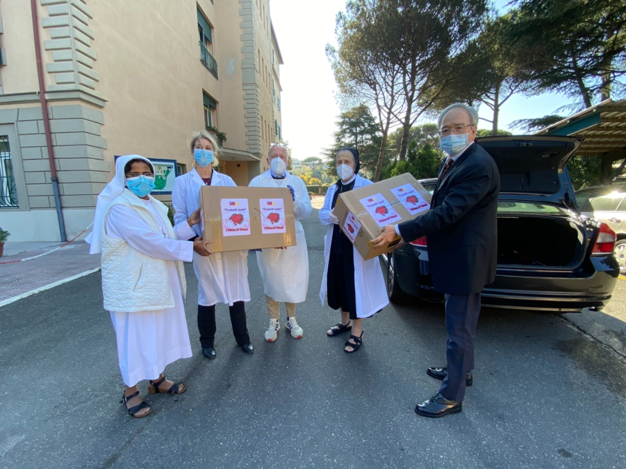 駐教廷大使館李大使世明本（11月6）日上午，代表捐贈一批N95口罩予天主教聖關納拉復健中心（Centro di Riabilitazione Luigi Guanella），傳遞台灣愛心。
