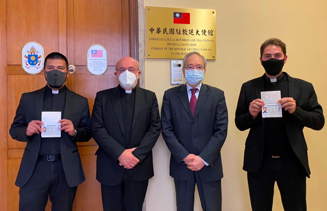     本館於本(109)年11月12日歡迎來自義大利Macerata 新慕道團修院(Redemptoris Mater Seminary)Don Mario Malloni院長及兩位即將前往臺灣研習華語文並協助修會福傳工作的Francesco Giordani 修士及Jorge Isaac Navas Guevara修士。
    李大使表達歡迎兩位修士前往臺灣，細心體會一定可以感受到熱情、友善及溫暖的臺灣民情及風俗，更歡迎該修會隨時來訪。